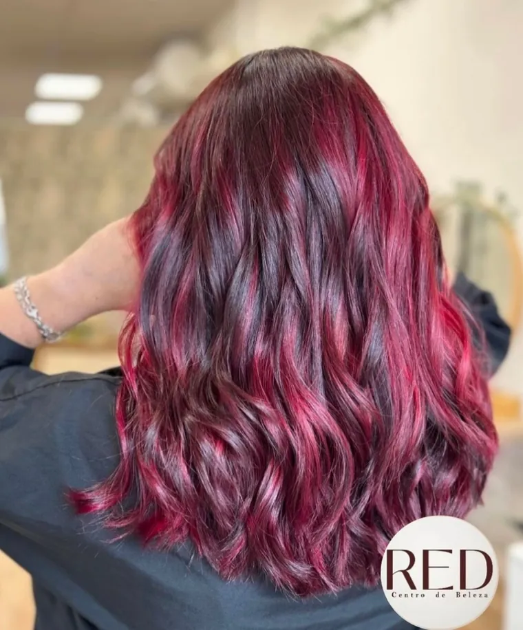 Cabelo com cor fantasia vermelha e ondas
