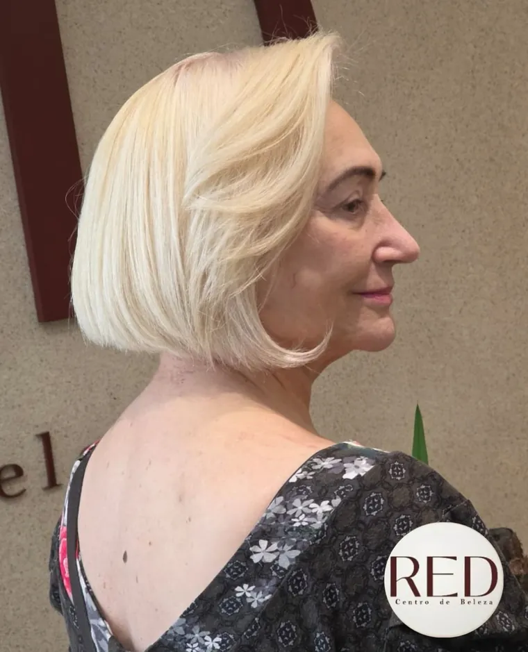 Loiro platinado em corte chanel