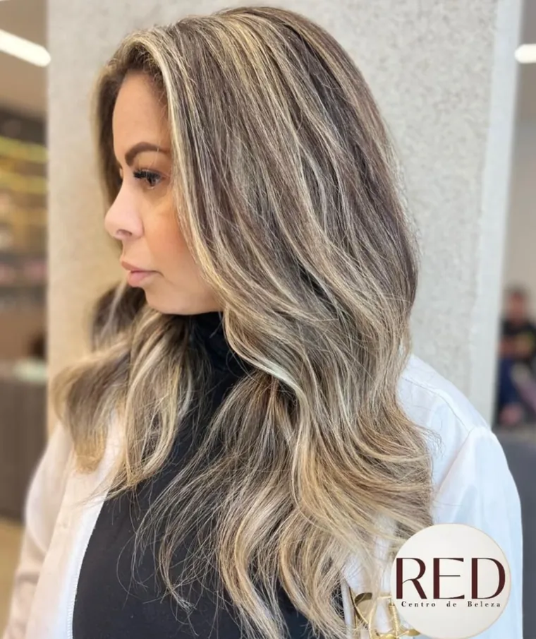 Mechas iluminadas em cabelo ondulado