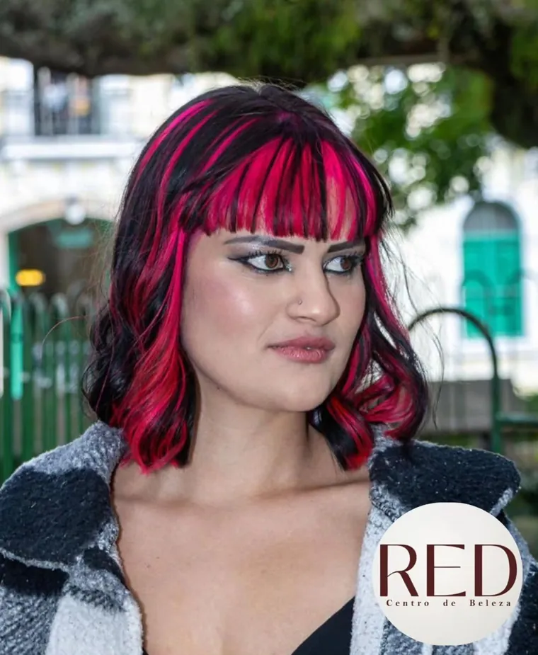 Franja com mechas vermelhas