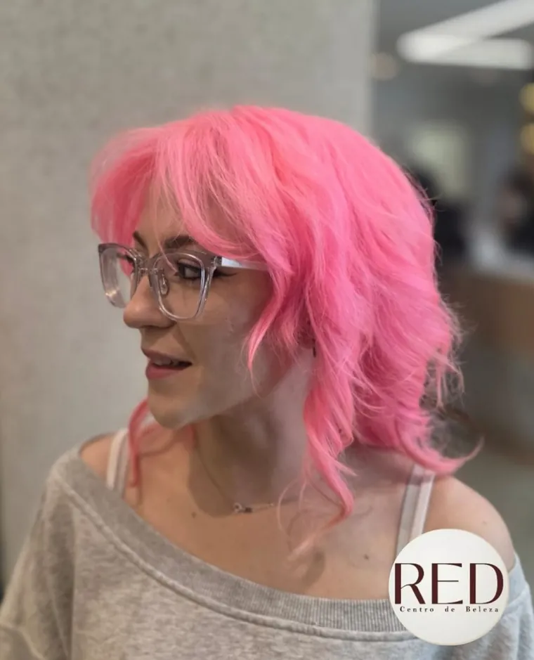 Cabelo rosa com franja