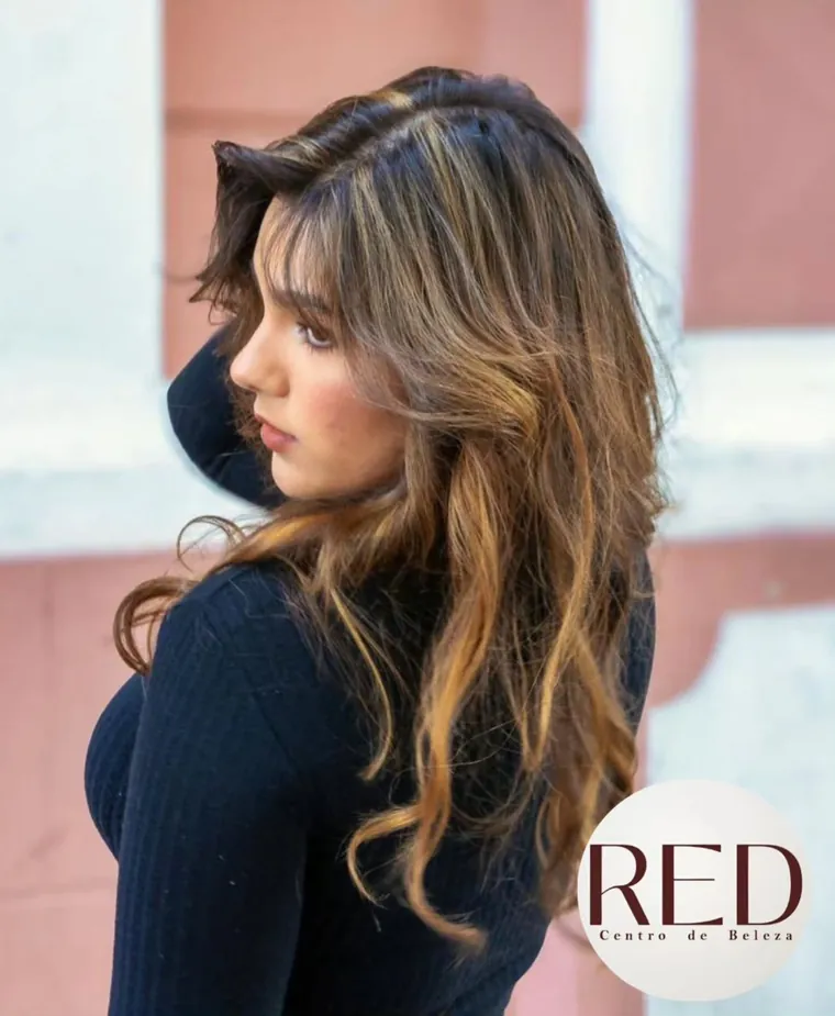 Iluminado caramelo em cabelo ondulado